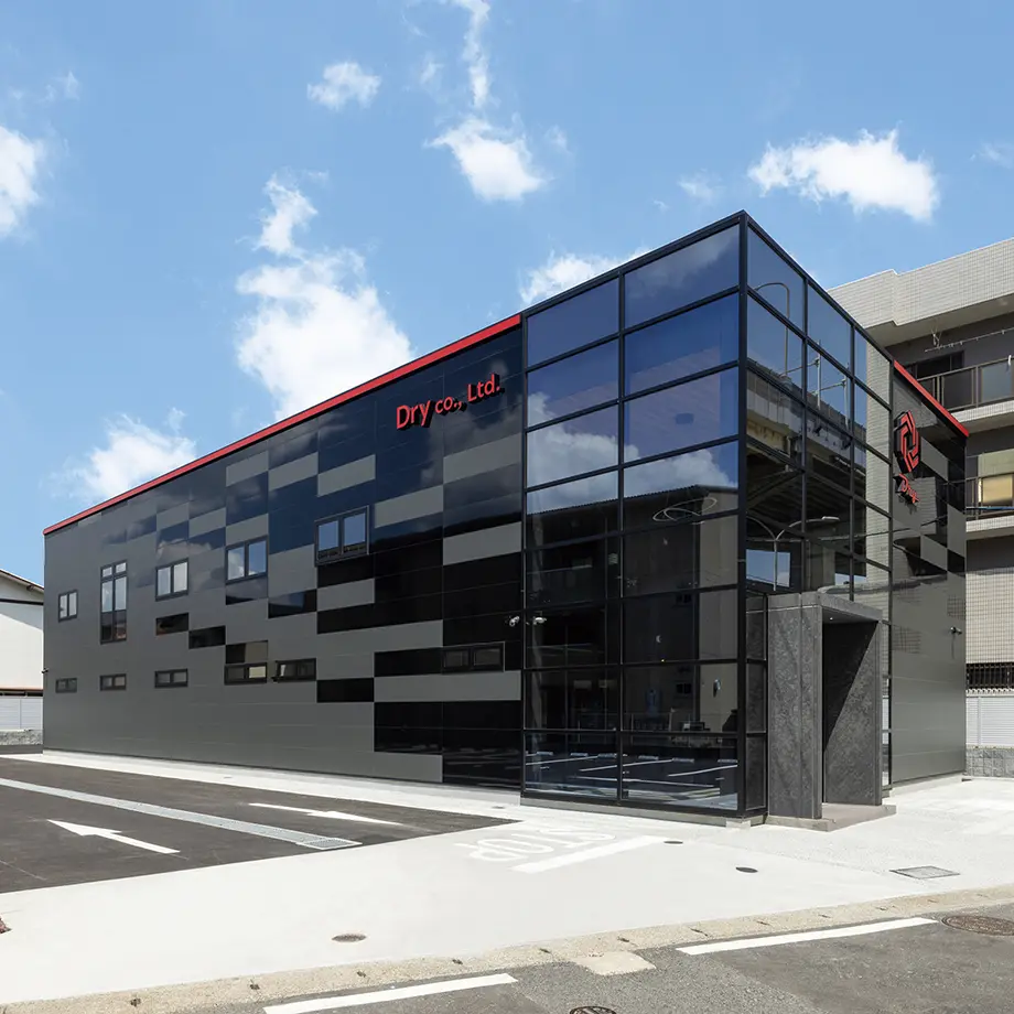 鏡面とマットの融合で叶える唯一無二の新社屋